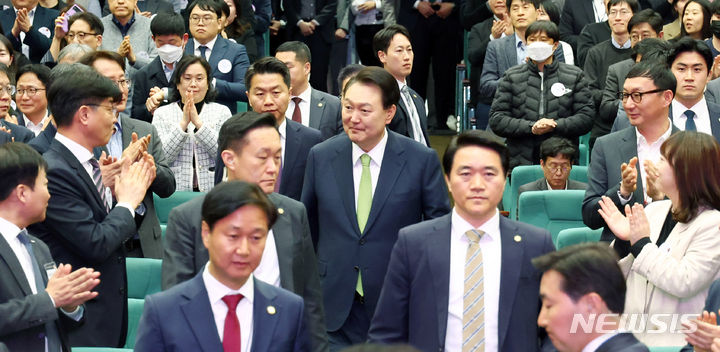 [대전=뉴시스] 전신 기자 = 윤석열 대통령이 1일 대전 동구 한국철도공사 본사에서 열린 KTX 개통 20주년 기념식에 입장하고 있다. 2024.04.01. photo1006@newsis.com