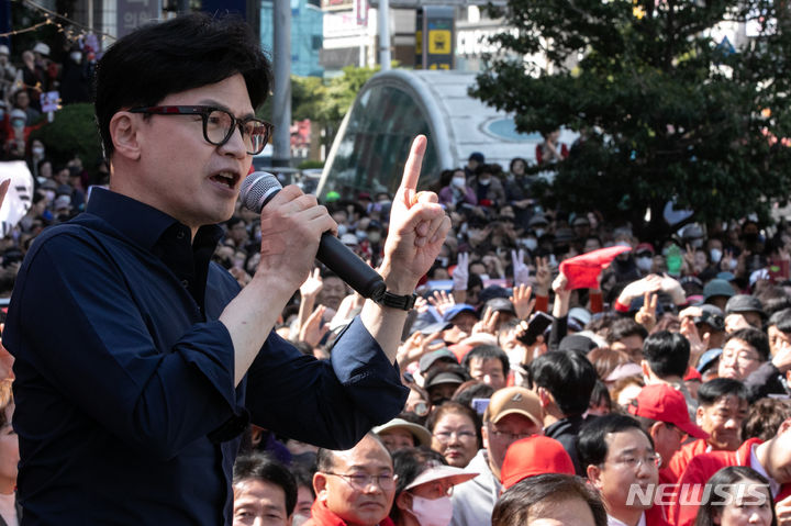 [부산=뉴시스] 추상철 기자 = 한동훈 국민의힘 비상대책위원장이 1일 부산 연산 로타리에서 부산 연제구에 출마한 김희정 국민의힘 후보 지지를 호소하고 있다. (공동취재) 2024.04.01. photo@newsis.com