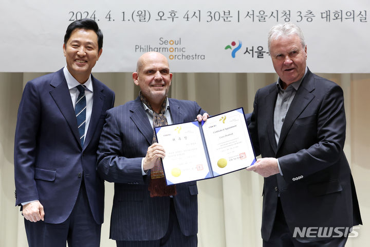 [서울=뉴시스] 박진희 기자 = 서울시립교향악단은 1일 서울시청 대회의실에서 거스 히딩크(Guus Hiddink) 서울시립교향악단 홍보대사 위촉식을 하고 있다. 오세훈 서울시장, 서울시립교향악단 거스 히딩크(Guus Hiddink) 홍보대사, 얍 판 츠베덴(Jaap van Zweden) 음악감독. 2024.04.01. pak7130@newsis.com