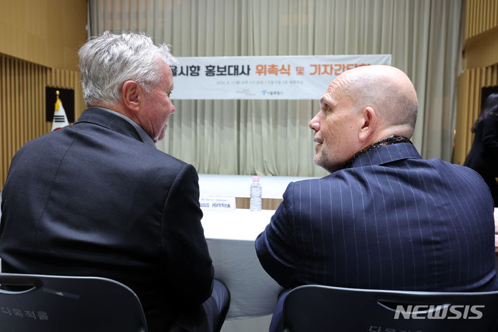 [서울=뉴시스] 박진희 기자 = 서울시립교향악단 거스 히딩크(Guus Hiddink) 홍보대사와 얍 판 츠베덴(Jaap van Zweden) 음악감독이 1일 서울시청 대회의실에서 '서울시립교향악단 홍보대사 위촉식'을 기다리고 있다. 2024.04.01. pak7130@newsis.com