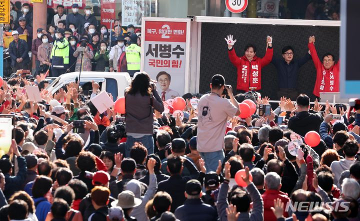 [부산=뉴시스] 하경민 기자 = 한동훈 국민의힘 비상대책위원장이 1일 부산 북구 구포시장 인근을 방문, 제22대 국회의원 선거 서병수(부산 북구갑)·박성훈(부산 북구을) 후보들의 지지를 호소하고 있다. 2024.04.01. yulnetphoto@newsis.com