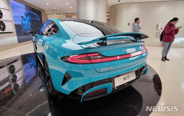 [베이징(중국)=뉴시스] 박정규 특파원 = 1일 오후 베이징 둥청구 왕푸징 거리에 있는 샤오미의 첫 전기차 SU7(Speed Ultra 7·중국명 수치) 판매장에서 방문객들이 차량을 살펴보고 있다. 2024.04.01. pjk76@newsis.com