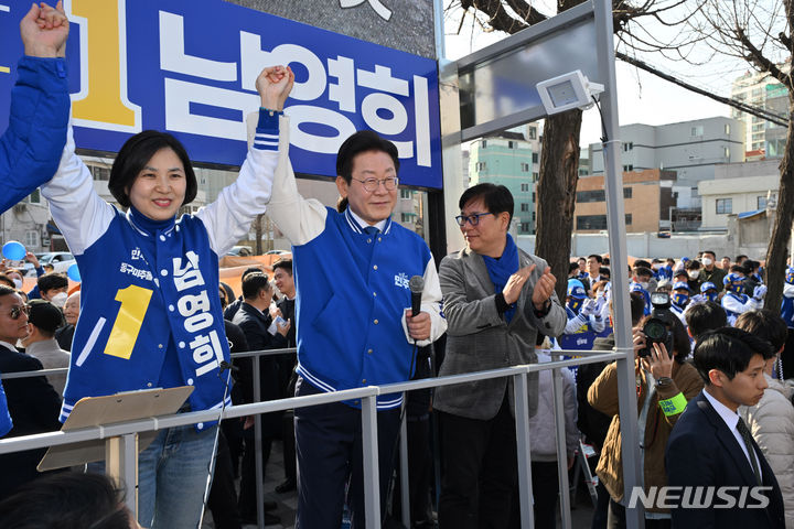 [인천=뉴시스] 전진환 기자 = 이재명 더불어민주당 대표가 지난 1일 오후 인천 미추홀구 용현시장 인근에서 동구미추홀구을에 출마한 남영희 후보의 지지를 호소하고 있다. (공동취재) 2024.04.01. photo@newsis.com