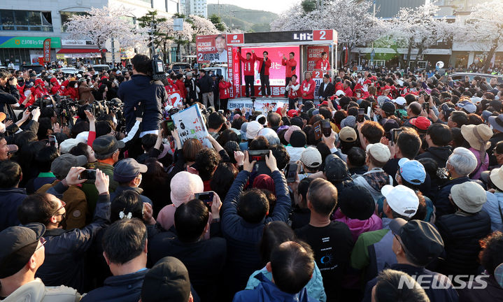 [창원=뉴시스] 추상철 기자 = 한동훈 국민의힘 비상대책위원장이 1일 오후 경남 창원 진해구 중원로터리에서 열린 ‘국민의힘으로 진해살리기’ 지원유세에서 이종욱 경남 창원시진해구 후보의 지지를 호소하고 있다. 2024.04.01. scchoo@newsis.com