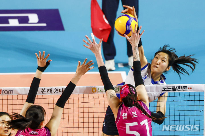 [인천=뉴시스] 정병혁 기자 = 1일 인천 부평구 인천삼산월드체육관에서 열린 프로배구 V-리그 여자부 2023-2024 챔피언결정전 3차전 흥국생명 핑크스파이더스와 현대건설 힐스테이트의 경기, 현대건설 정지윤이 공격하고 있다. 2024.04.01. jhope@newsis.com