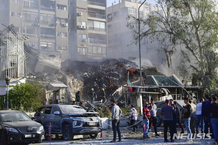[다마스쿠스=AP/뉴시스] 지난 1일(현지시각) 시리아 다마스쿠스에서 사람들이 이스라엘의 공습으로 파괴된 건물 주변에 모여 있다. 2024.04.04.