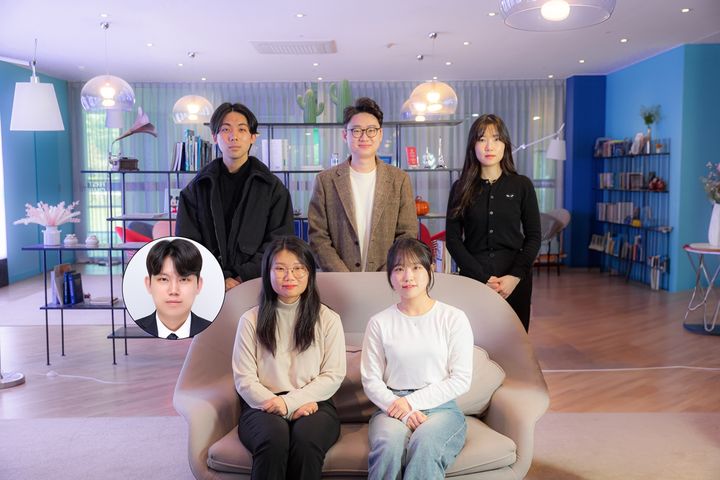 [울산=뉴시스] UNIST 연구진. 사진 윗줄 왼쪽부터 박찬현 연구원, 정성균 교수, 조효이 연구원, 아랫줄 왼쪽부터 제 1저자 이상표, 공동 1 저자 김영경 연구원, 김지혜 연구원 *재판매 및 DB 금지
