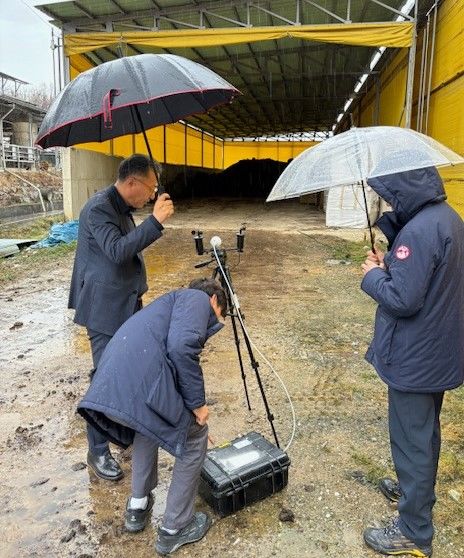 [금산=뉴시스]금산군 축사 악취 측정 모습 *재판매 및 DB 금지