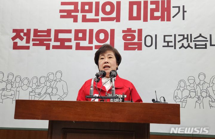 [전주=뉴시스] 김민수 기자= 국민의미래 비례대표 13번 조배숙 후보가 2일 전북도의회에서 전북 발전을 위한 공약을 발표하고 있다. 2024.04.02 leo@newsis.com *재판매 및 DB 금지