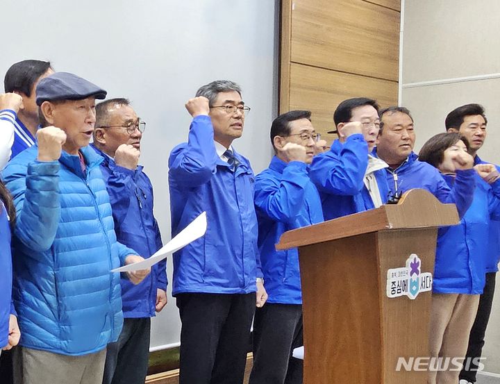 [청주=뉴시스] 이도근 기자= 더불어민주당 충북도당 동남4군(보은·옥천·영동·괴산) 선거대책위원회가 2일 오전 충북도청 브리핑룸에서 기자회견을 열고 이 지역구에 출마한 국민의힘 박덕흠 후보의 사퇴를 촉구하고 있다. 2024.4.2. nulha@newsis.com