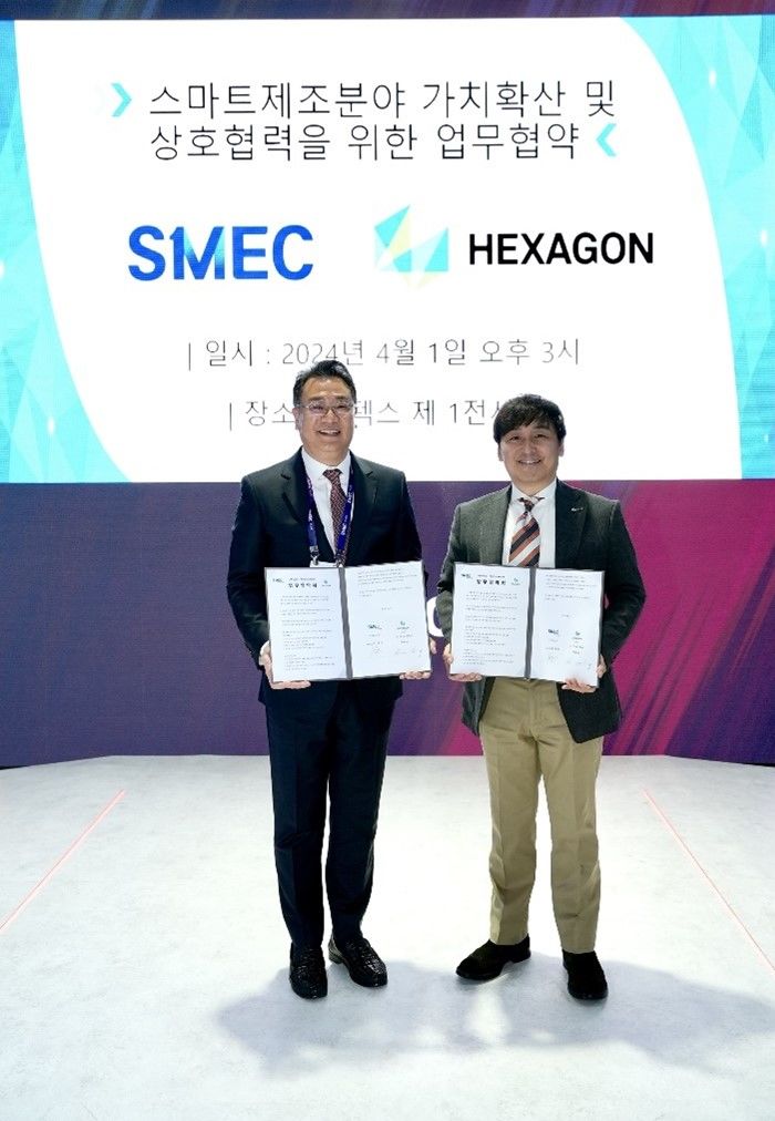 최영섭 스맥 대표이사(왼쪽), 성브라이언 헥사곤 매뉴팩처링 인텔리전스 코리아 사장(오른쪽). (사진=스맥) *재판매 및 DB 금지