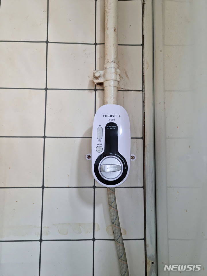 [안산=뉴시스] 안산시가 취약계층 가구에 설치한 타이머콕(사진=안산시 제공)2024.04.02.photo@newsis.com