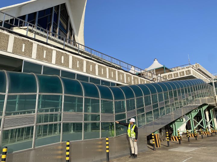 [부산=뉴시스] 부산항만공사(BPA) 직원이 연안여객터미널의 승객 동선을 점검하고 있다. (사진=BPA 제공) 2024.04.02. photo@newsis.com *재판매 및 DB 금지