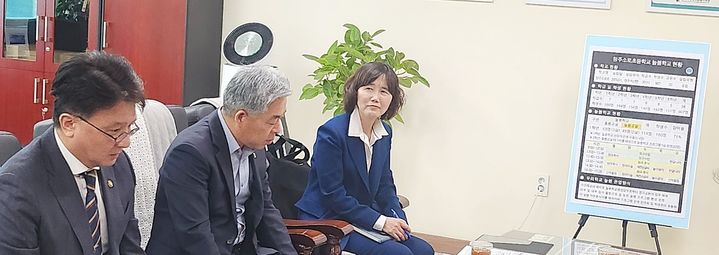 천범산 충북도교육청 부교육감(가운데)과 이정원 국무조정실 국무 2차장(왼쪽)이 2일 청주 소로초등학교를 찾아 늘봄학교 추진 상황을 점검하고 있다.(사진=소로초 제공)2024.04.02.photo@newsis.com *재판매 및 DB 금지