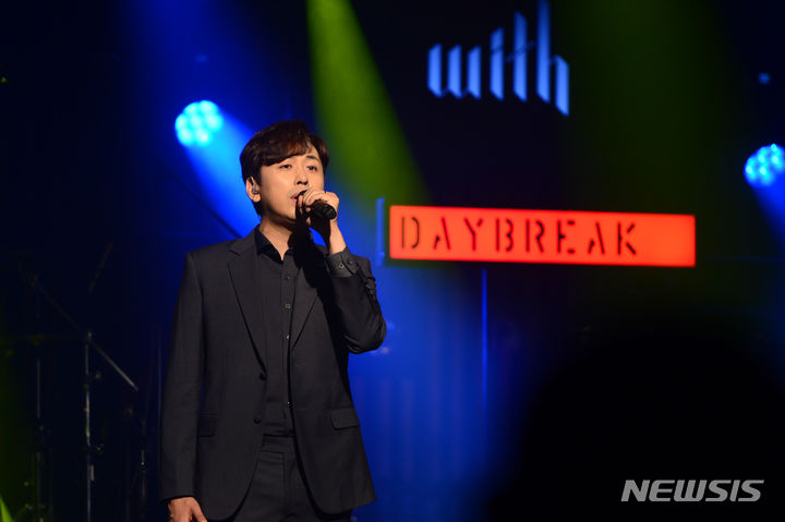 [서울=뉴시스]임태훈 기자 = 밴드 데이브레이크 보컬 이원석이 13일 오후 서울 마포구 서교동 웨스트브릿지에서 열린 네 번째 정규앨범 WITH' 발매 쇼케이스에서 멋진 무대를 선보이고 있다. 2016.06.13. taehoonlim@newsis.com