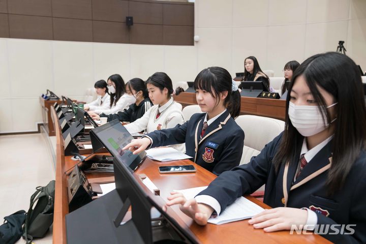 [용인=뉴시스] 문정중학교 학생들이 청소년 지방자치아카데미에 참여하고 있다.(용인시의회 제공)