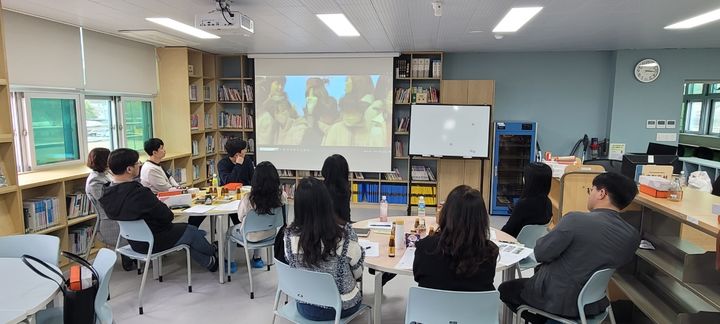 [창원=뉴시스]함안군 법수초등학교에서 ‘작은 학교 살리기’를 위한 학교 담당자 연수 및 협의회.2024.04.02.(사진=경남교육청 제공) photo@newsis.com *재판매 및 DB 금지