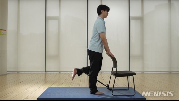 [서울=뉴시스] 파킨슨병 환우들의 자세 안정화를 위한 운동(사진=연세대학교 체육학과 스포츠의학 전문 이세용 교수팀 제공)2024.04.02.photo@newsis.com