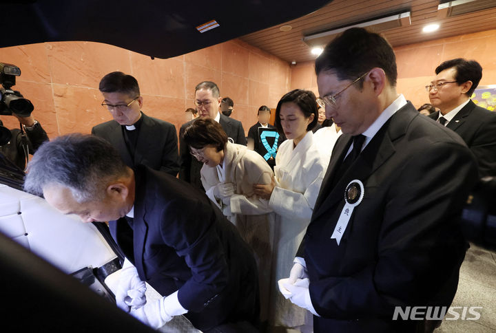 [서울=뉴시스] 고승민 기자 = 2일 서울 연세대학교 신촌장례식장에서 고 조석래 효성그룹 명예회장의 발인이 엄수되고 있다. 부인 송광자 여사와 상주 장남 조현준 효성 회장, 삼남 조현상 부회장 등 유가족이 슬픔에 잠겨 있다. 2024.04.02. kkssmm99@newsis.com