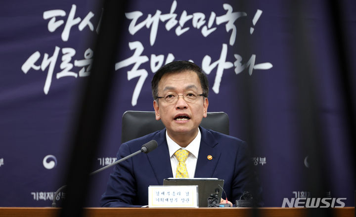 [세종=뉴시스] 강종민 기자 = 최상목 부총리 겸 기획재정부 장관. 2024.04.02. ppkjm@newsis.com