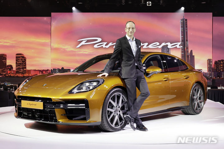 [서울=뉴시스] 최동준 기자 = 2일 서울 중구 신라호텔에서 열린 포르쉐코리아 스포츠 세단 신형 파나메라 국내 공식 출시 행사에서 홀가 게어만 포르쉐코리아 대표가 포즈를 취하고 있다. 2024.04.02. photocdj@newsis.com