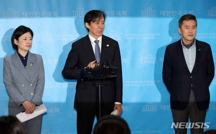 [서울=뉴시스] 이영환 기자 = 조국 조국혁신당 대표가 2일 오전 서울 여의도 국회 소통관에서 비례대표 선거운동 제한 위헌법령 헌법소원 청구 관련 기자회견을 마친 후 취재진의 질문에 답하고 있다. 2024.04.02. 20hwan@newsis.com