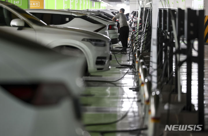 [서울=뉴시스] 서울시내 주차장 내 전기차충전소에서 전기차량이 충전되고 있다. 2024.04.02. jhope@newsis.com