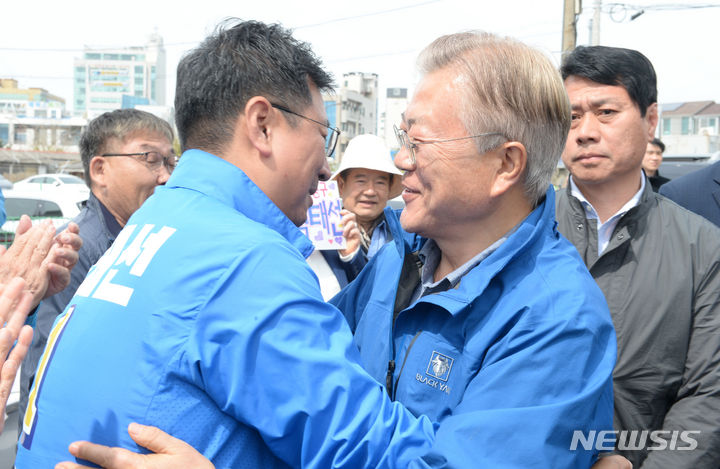 [울산=뉴시스] 배병수 기자 = 문재인 전 대통령이 2일 오전 울산 동구 항일독립운동의터전인 보성학교전시관을 방문, 민주당 동구 국회의원 김태선 후보와 인사를 하고 있다. 2024.04.02. bbs@newsis.com