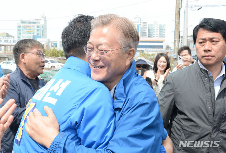 [울산=뉴시스] 배병수 기자 = 문재인 전 대통령이 2일 오전 울산 동구 항일독립운동의터전인 보성학교전시관을 방문, 민주당 동구 국회의원 김태선 후보와 포응을 하고 있다. 2024.04.02. bbs@newsis.com