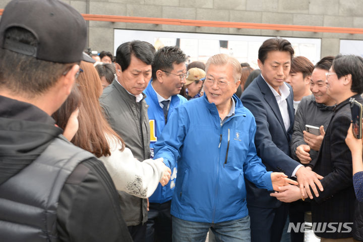 [울산=뉴시스] 배병수 기자 = 문재인 전 대통령이 권명숙 여사와 2일 오전 울산 동구 항일독립운동의터전인 보성학교전시관을 방문해 시민들과 인사를 나누고 있다. 2024.04.02. bbs@newsis.com