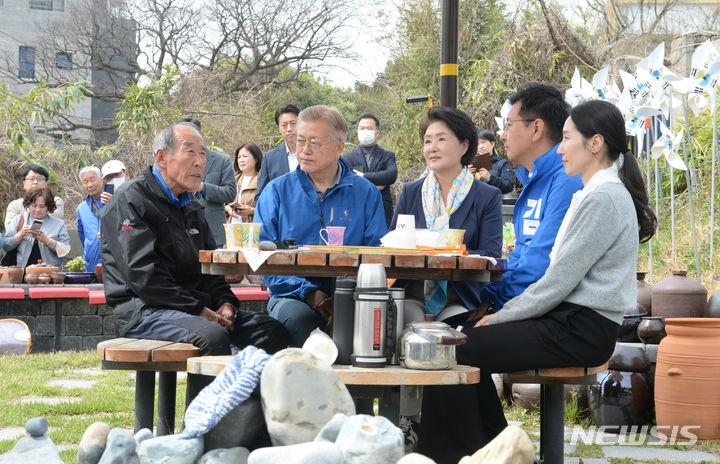 [울산=뉴시스] 배병수 기자 = 문재인 전 대통령이 김정숙 여사와 2일 오전 울산 동구  동립운동가 성세빈 선생 생가를 방문해 후손인 성낙진씨와 대화를 나누고 있다. 2024.04.02. bbs@newsis.com