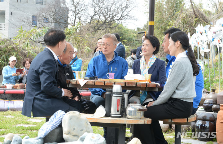 [울산=뉴시스] 배병수 기자 = 문재인 전 대통령이 김정숙 여사와 2일 오전 울산 동구  동립운동가 성세빈 선생 생가를 방문해 후손인 성낙진씨와 대화를 나누고 있다. 2024.04.02. bbs@newsis.com