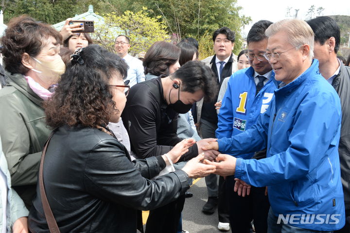 [울산=뉴시스] 배병수 기자 = 문재인 전 대통령이 2일 오전 울산 동구 항일독립운동의터전인 보성학교전시관을 방문해 시민들과 인사를 나누고 있다. 2024.04.02. bbs@newsis.com