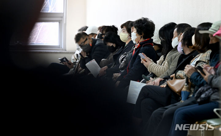 [광주=뉴시스] 김혜인 기자 = 지난 2일 오전 광주 동구 전남대학교병원에서 환자들이 진료를 기다리고 있는 모습. 2024.04.02. hyein0342@newsis.com