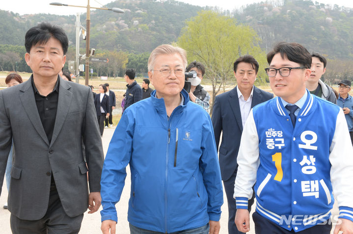 [울산=뉴시스] 배병수 기자 = 문재인 전 대통령이 2일 오후 울산 중구 태화국가정원을 방문해 중구 민주당 오상택 국회의원 후보와 국가정원을 둘러보고 있다. 2024.04.02. bbs@newsis.com