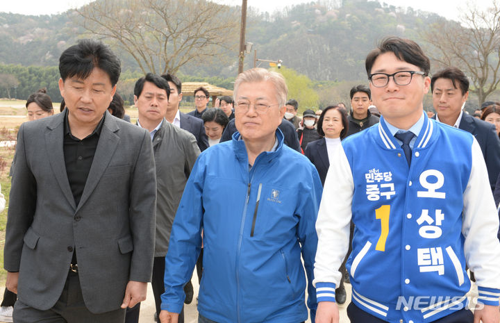 [울산=뉴시스] 배병수 기자 = 문재인 전 대통령이 2일 오후 울산 중구 태화국가정원을 방문해 중구 민주당 오상택 국회의원 후보와 국가정원을 둘러보고 있다. 2024.04.02. bbs@newsis.com