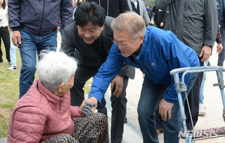 [울산=뉴시스] 배병수 기자 = 문재인 전 대통령이 2일 오후 울산 중구 태화국가정원을 방문해 어르신에게 인사를 하고 있다. 2024.04.02. bbs@newsis.com