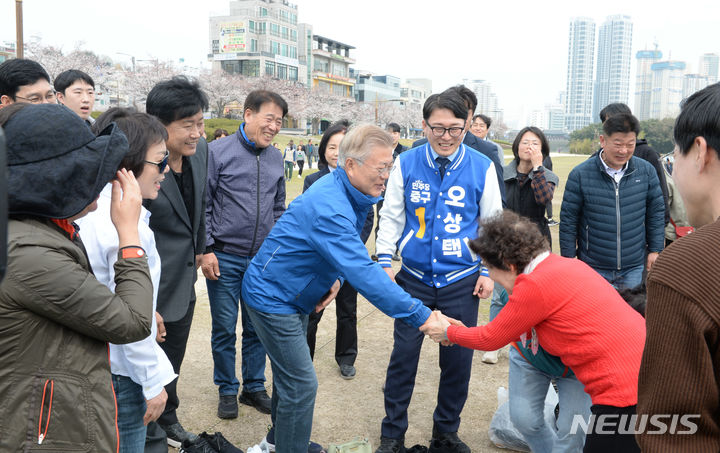 [울산=뉴시스] 배병수 기자 = 문재인 전 대통령이 2일 오후 울산 중구 태화국가정원을 방문해 시민들과 인사를 나누고 있다. 2024.04.02. bbs@newsis.com