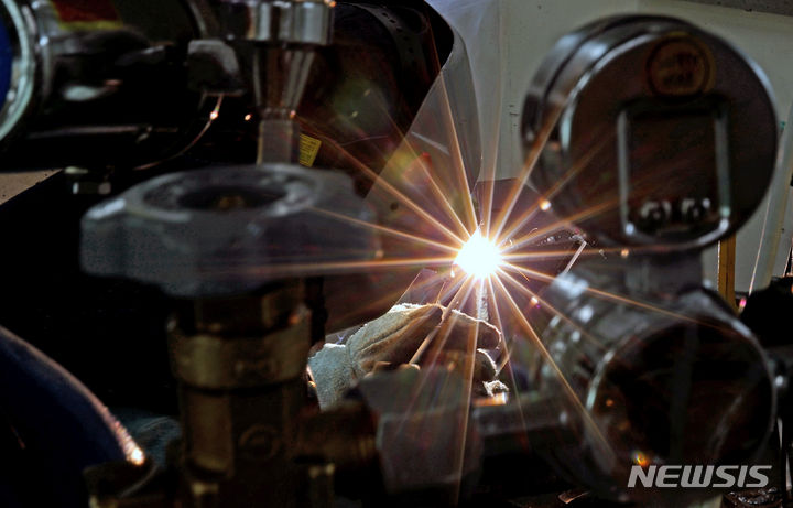 [대구=뉴시스] ‘2024년 대구광역시 기능경기대회’ 용접 종목에 참가한 한 학생이 갈고 닦은 실력을 발휘하고 있다. 뉴시스DB. 2025.09.18. photo@newsis.com