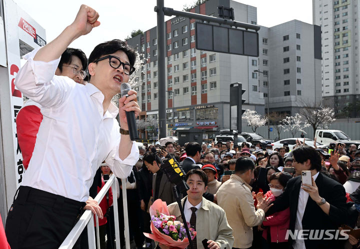 [세종=뉴시스] 강종민 기자 = 한동훈 국민의힘 비상대책위원장이 2일 세종시 나성동에서 열린 집중지원유세에서 세종갑 류제화 후보와 세종을 이준배 후보의 지지를 호소하고 있다. (공동취재사진) 2024.04.02. photo@newsis.com