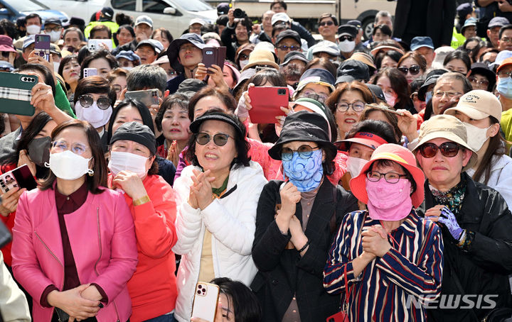[세종=뉴시스] 강종민 기자 = 세종시민들이 2일 세종시 한누리대로 일대에서 한동훈 국민의힘 비상대책위원장 겸 총괄 선거대책위원장의 지지연설을 듣고 있다. (공동취재사진) 2024.04.02. photo@newsis.com