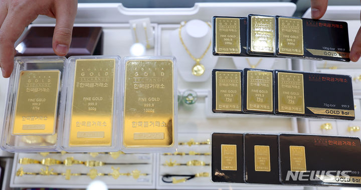 [서울=뉴시스] 홍효식 기자 = 미국 연방준비제도(Fed·연준)의 금리 인하가 가까워지고 있다는 기대감과 중국의 지속적인 금 수요에 힘입어 국제 금 가격이 사상 최고치를 이어가는 2일 오후 서울 종로구 한국금거래소에서 직원이 골드바를 정리하고 있다. 2024.04.02. yesphoto@newsis.com