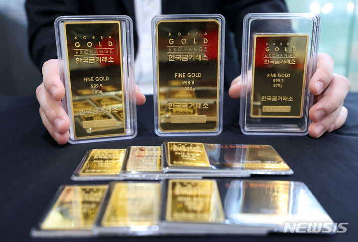 [서울=뉴시스] 홍효식 기자 = 미국 연방준비제도(Fed·연준)의 금리 인하가 가까워지고 있다는 기대감과 중국의 지속적인 금 수요에 힘입어 국제 금 가격이 사상 최고치를 이어가는 2일 오후 서울 종로구 한국금거래소에서 직원이 골드바를 정리하고 있다. 2024.04.02. yesphoto@newsis.com