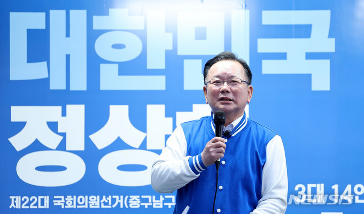 [대구=뉴시스] 이무열 기자 = 김부겸 더불어민주당 상임공동선대위원장이 2일 대구 중구 동성로를 찾아 대구에 출마한 각 지역구 후보들의 지지를 호소하고 있다. 2024.04.02. lmy@newsis.com