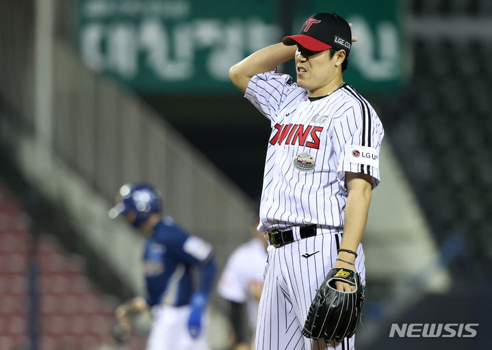 [서울=뉴시스] 조성우 기자 = 2일 오후 서울 송파구 잠실야구장에서 열린 2024 신한 쏠 뱅크 KBO리그 NC 다이노스와 LG 트윈스의 경기, LG 두 번째 투수 김진성이 NC 6회초 공격 2사 주자 만루서 김주원에게 밀어내기 볼넷을 허용한 뒤 아쉬워하고 있다. 2024.04.02. xconfind@newsis.com