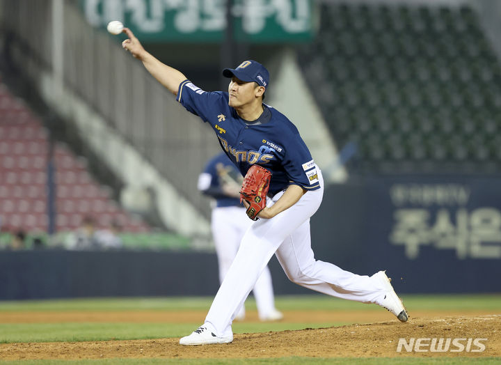 [서울=뉴시스] 조성우 기자 = 2일 오후 서울 송파구 잠실야구장에서 열린 2024 신한 쏠 뱅크 KBO리그 NC 다이노스와 LG 트윈스의 경기, NC 투수 이용찬이 LG 8회말 공격 때 마운드에 올라 역투하고 있다. 2024.04.02. xconfind@newsis.com