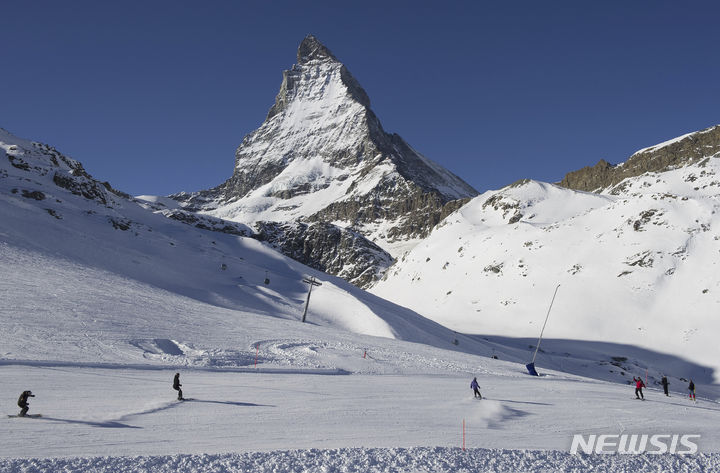 [체르마트=AP/뉴시스] 미국인 3명이 스위스 마터호른 인근에 있는 스키장에서 산사태로 인해 숨졌다고 AP통신이 2일(현지시각) 보도했다. 사진은 체르마츠에 있는 한 스키장. 2024.04.04.