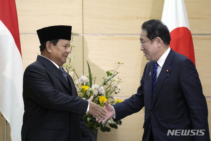 [도쿄=AP/뉴시스]프라보워 수비안토 인도네시아 대통령 당선인(사진 왼쪽)과 기시다 후미오 일본 총리가 3일 도쿄 총리관저에서 악수하고 있다. 2024.04.03.