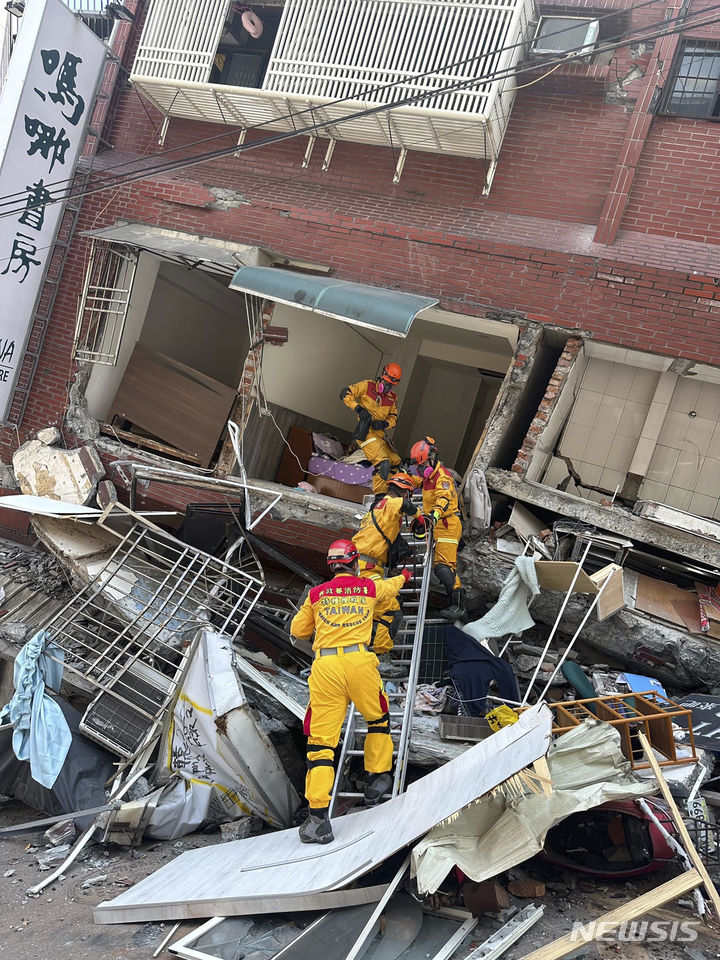 [화롄=AP/뉴시스] ﻿﻿3일 대만 동부 화롄에서 발생한 규모 7.2 강진의 사망자는 9명, 부상자도 1000명을 넘었다. 사진은 3일 대만 소방관들이 지진으로 기울어진 건물에서 구조작업을 벌이는 모습. 2024.04.04