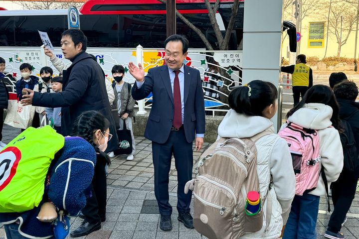 [통영=뉴시스] 신정철 기자= 통영시는 지난 18일 화재로 인해 이동수업이 불가피한 제석초등학교 정상적 학사 운영을 위해 행정·재정력을 집중하고 있다.사진은 천영기 통영시장이 제석초 화재 이후 통학버스 25대로 협력학교에 이동수업을 하는 제석초 학생들을 위해 통영경찰서, 녹색어머니회, 모범운전자회 등 관내 기관 단체와 합동으로 안전한 등·하교 지도에 나서고 있는 모습.(사진=통영시 제공).2024.04.03. photo@newsis.com *재판매 및 DB 금지